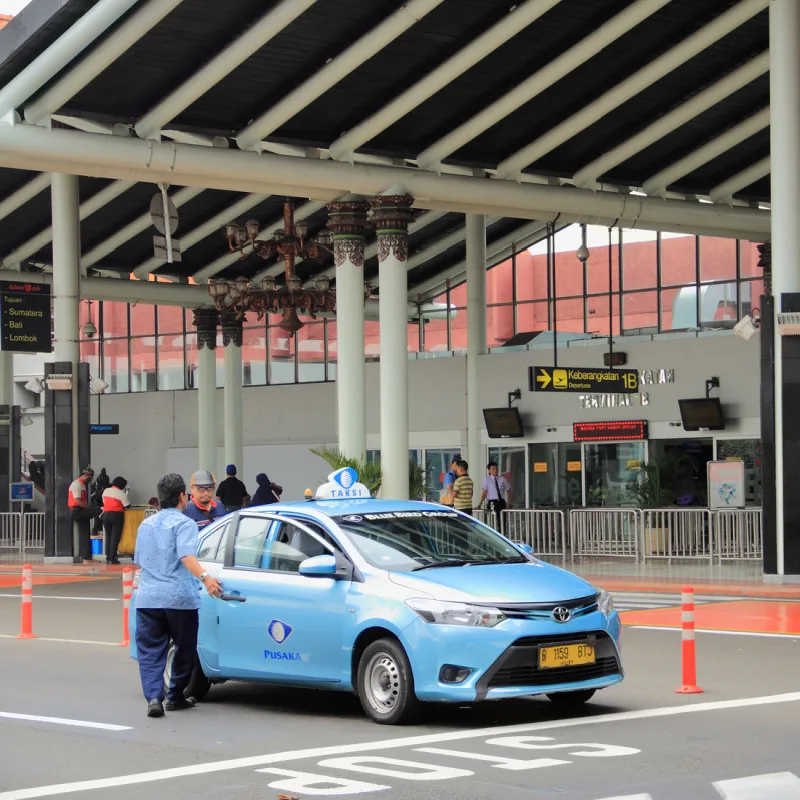 biru-bali-taksi-menunggu-di luar-bandara-bali-kedatangan