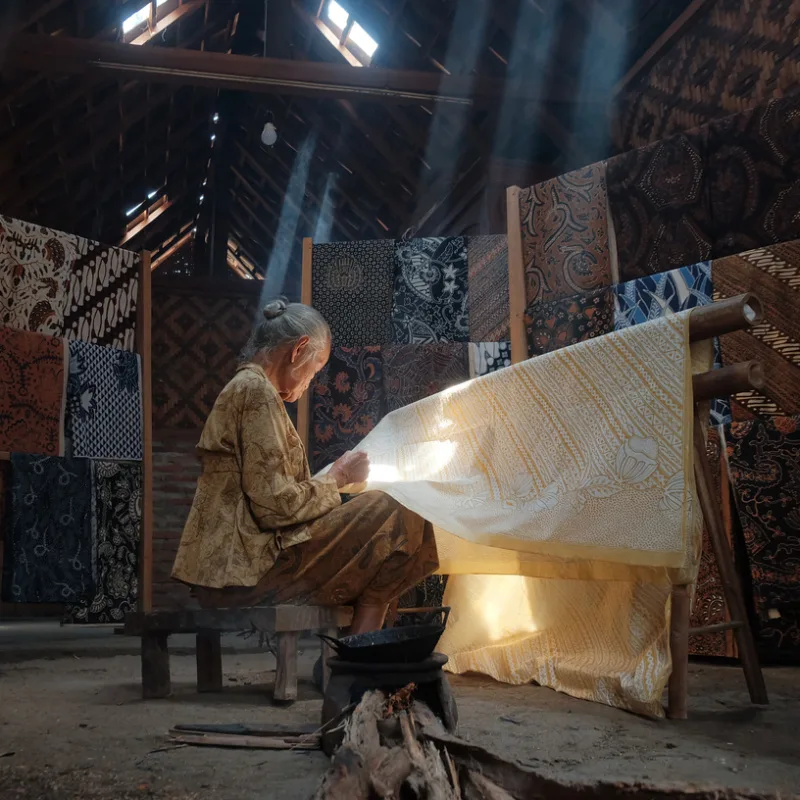 Old-Woman-In-Bali-Weaves-Traditional-Batik-Fabric-On-A-Loom