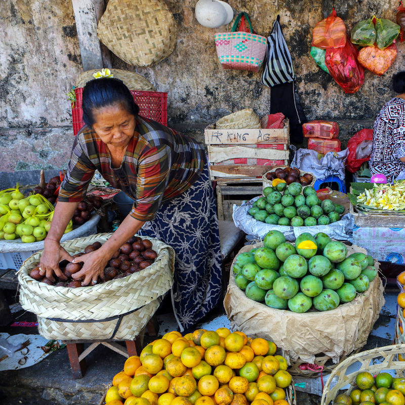 Woman-In-Bali-Runs-Her-Fruit-Stall-With-No-Single-Use-Plastic