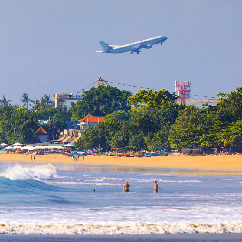 Samolot-lecący-nad-Jimbaran-Beach-in-Bali