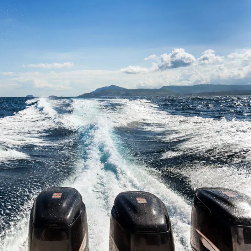 Bali-Fast-Boat-Engines-Make-Waves-And-Spray-On-The-Sea