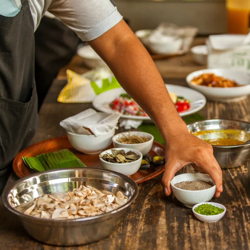 El chef en Bali prepara la comida y los ingredientes para la comida.