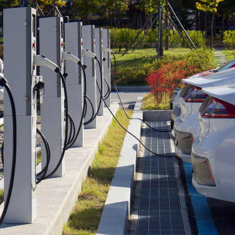 Electric-Cars-Lined-Up-At-A-Renewable-Energy-Charging-Station