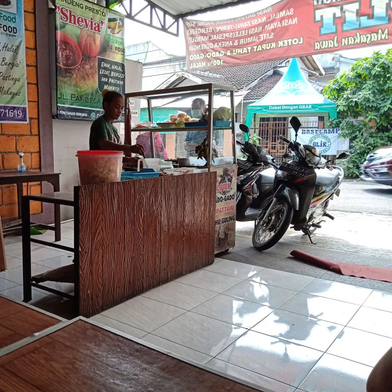 Inside-A-Bali-Warung-Restaurant-A-Woman-Prepares-Food-For-Traditonal-Buffet