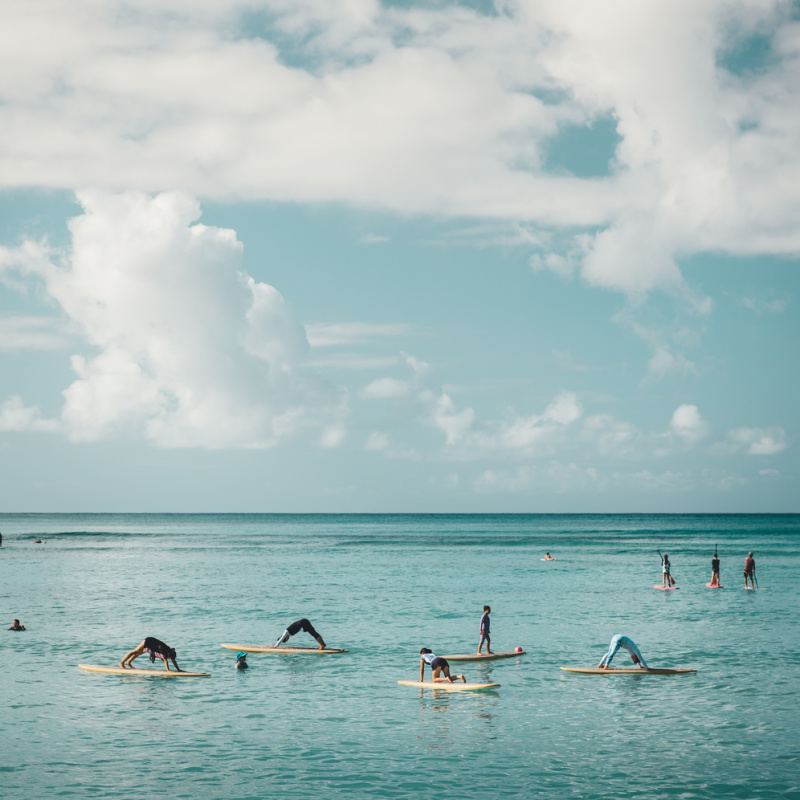 People-Do-SUP-Yoga-On-The-Tropical-Ocean
