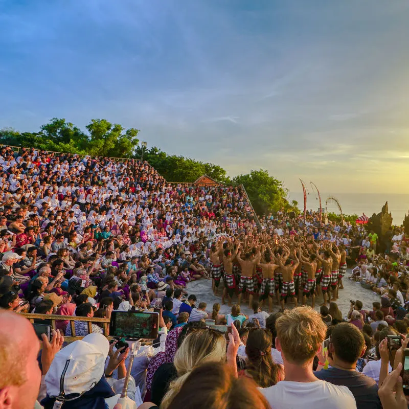 Ribuan Wisatawan-Bali-Outdoor-Teater-Untuk-Menonton-Tarian-Kesek-Tradisional