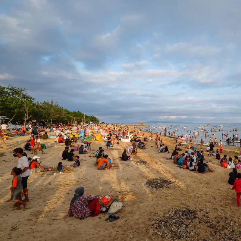 Bali-Beach-Busy-With.-tourists-In-Daytime