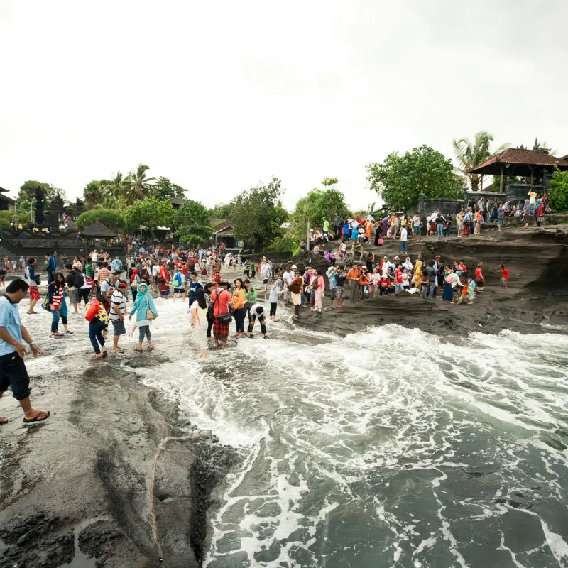 Turis Lokal-Domestik Di Bali Mengunjungi Pura Tanah Lot