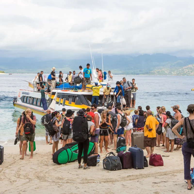 Tourists-Climb-Off-Gili-Lombok-Bali-Fast-Boat