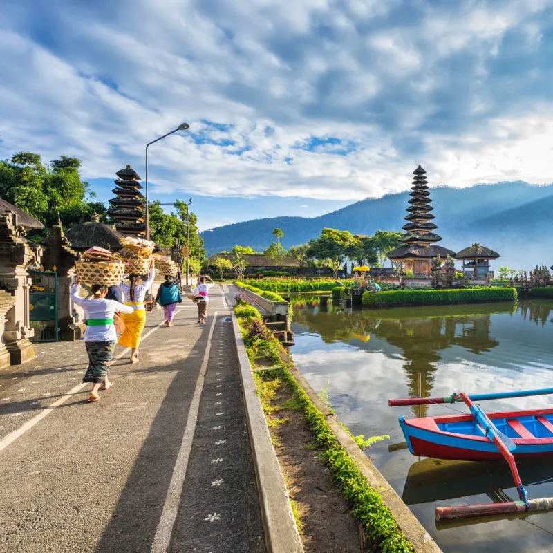 Balinese-Women-Walk-Towards-Bali-Temple-To-Make-Puja-Offerings