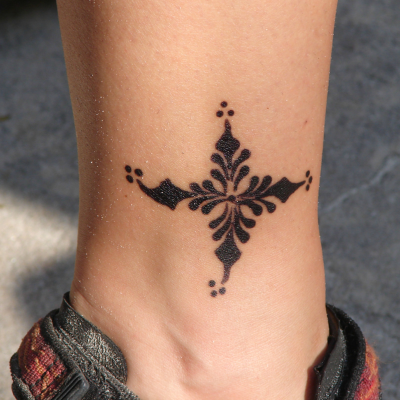 Woman Hand with Black Henna Tattoo on Jewelry Stock Image - Image of  drawing, manicure: 180386797