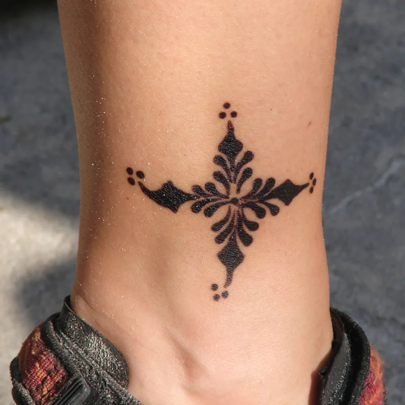 Simple black henna design... | Henna inspired tattoos, Henna tattoo hand,  Henna designs