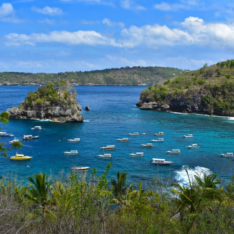 Boats-Float-in-Manta-Bay-At-Nusa-Penida-Bali