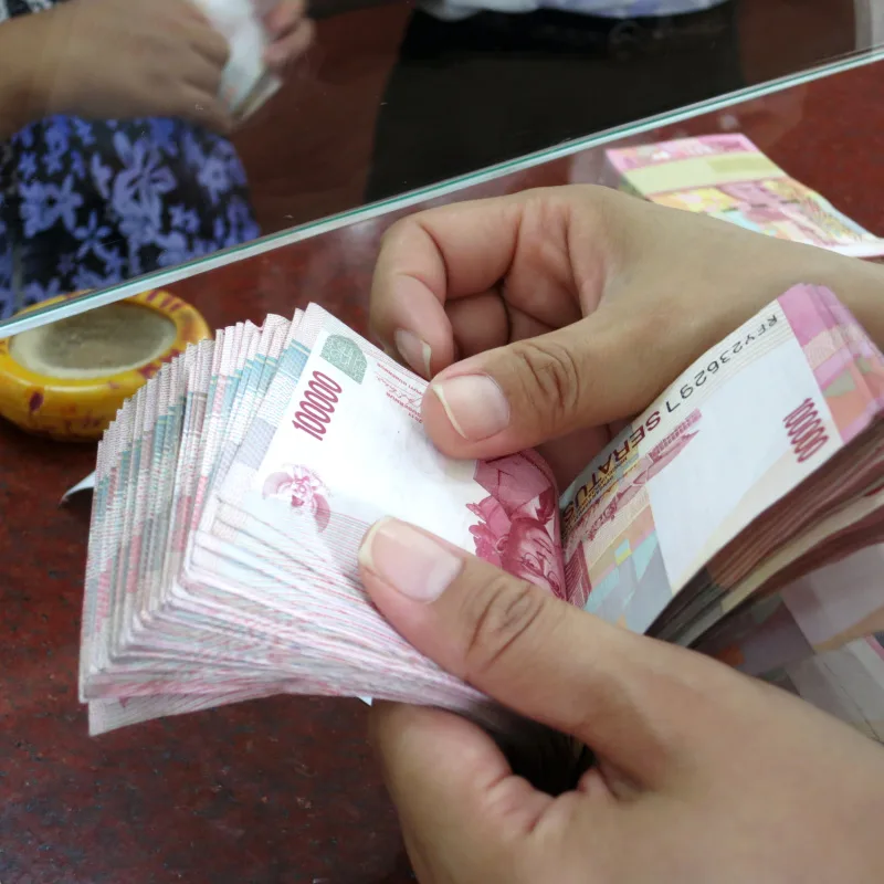 Close-Up-Of-Money-Changer-In-Bali-Counting-IDR-Rupiah-Cash