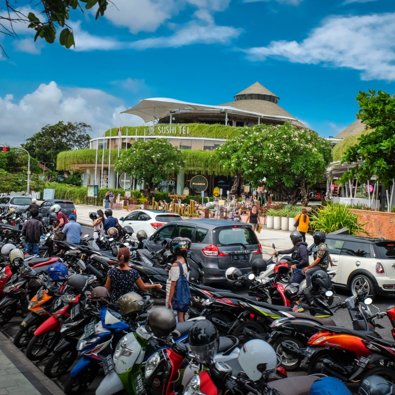 Kuta-Beach-Street-Jalan-Sunset-By-Bali-Mall-Busy-With-Mopeds-Cars-And-Tourists