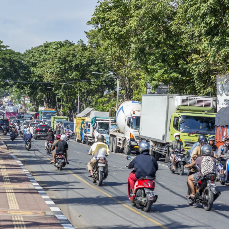 Long-Traffic-Jam-With-Cars-Moped-and-Trucks-In-Ubud-Bali