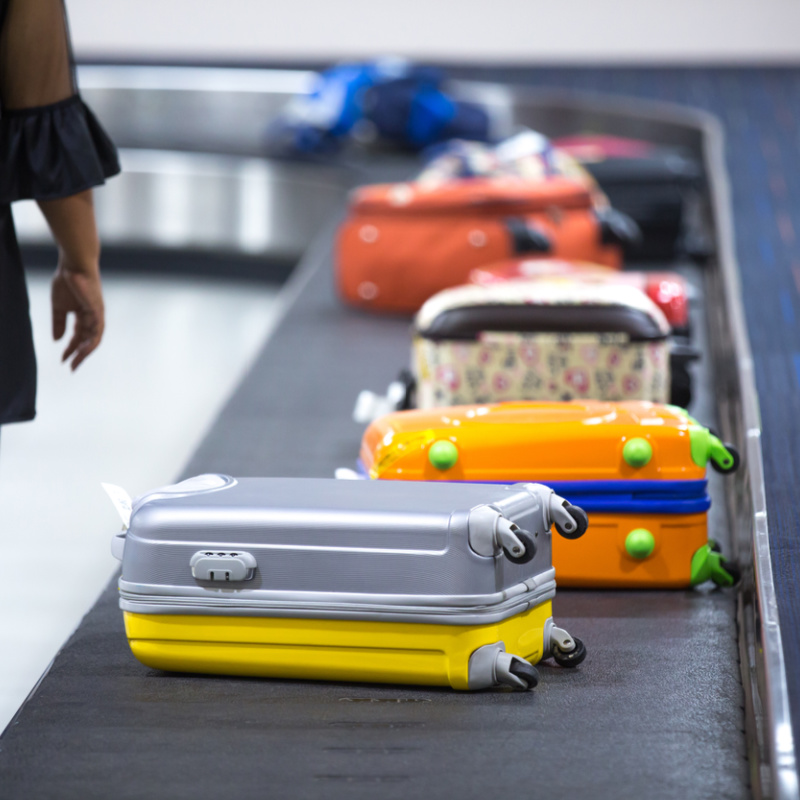 Luggage-carousel-with-bags-at-airprt