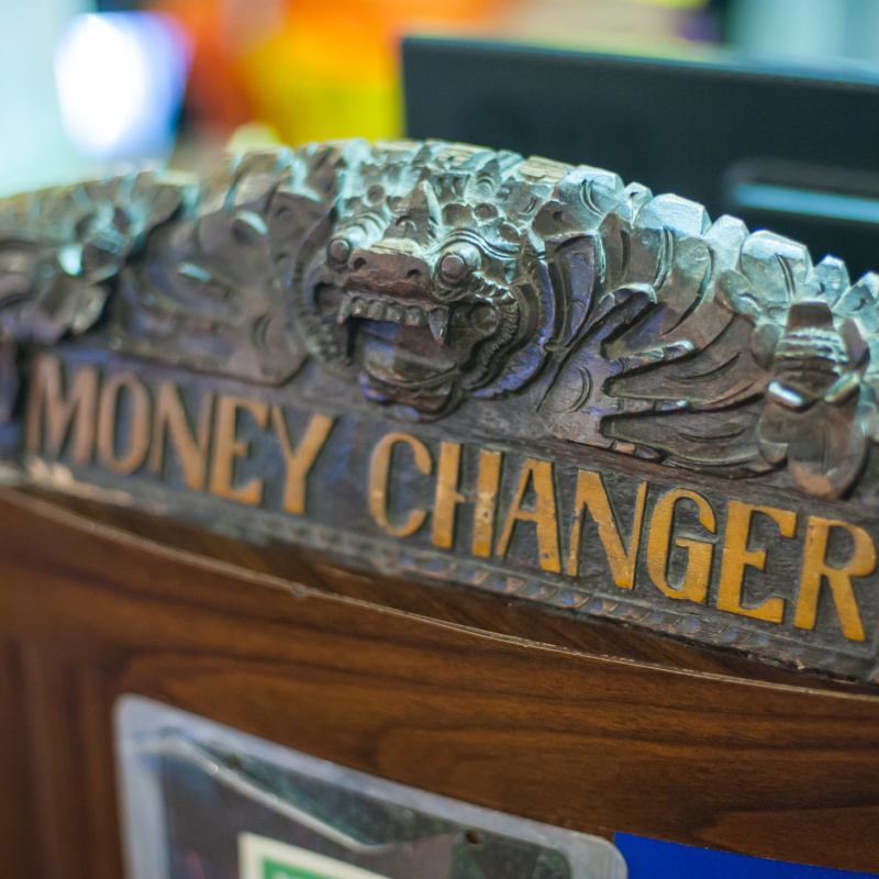 巴厘岛木头上雕刻的货币兑换商标志