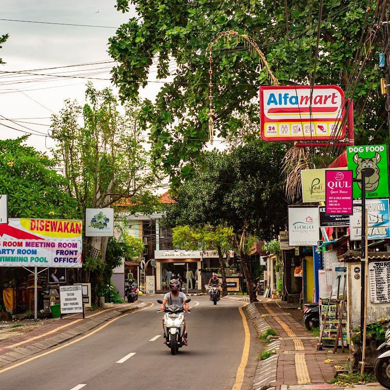 Moped-Dries-Down-Street-In-Central-Ubud-Bali