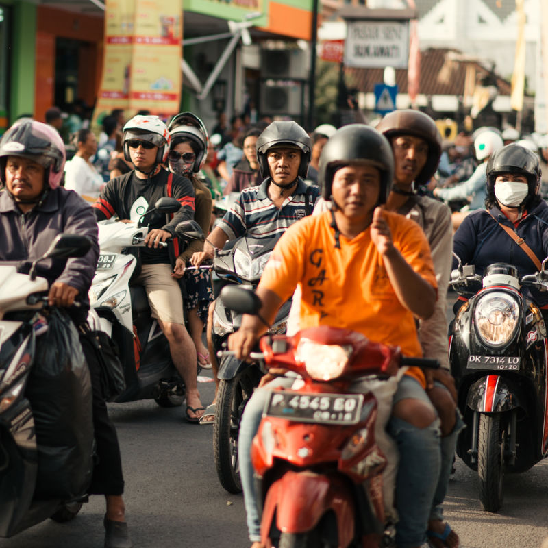 Moped-Drivers-In-Bali-Canggu-Stand-In-Traffic-Jam-1