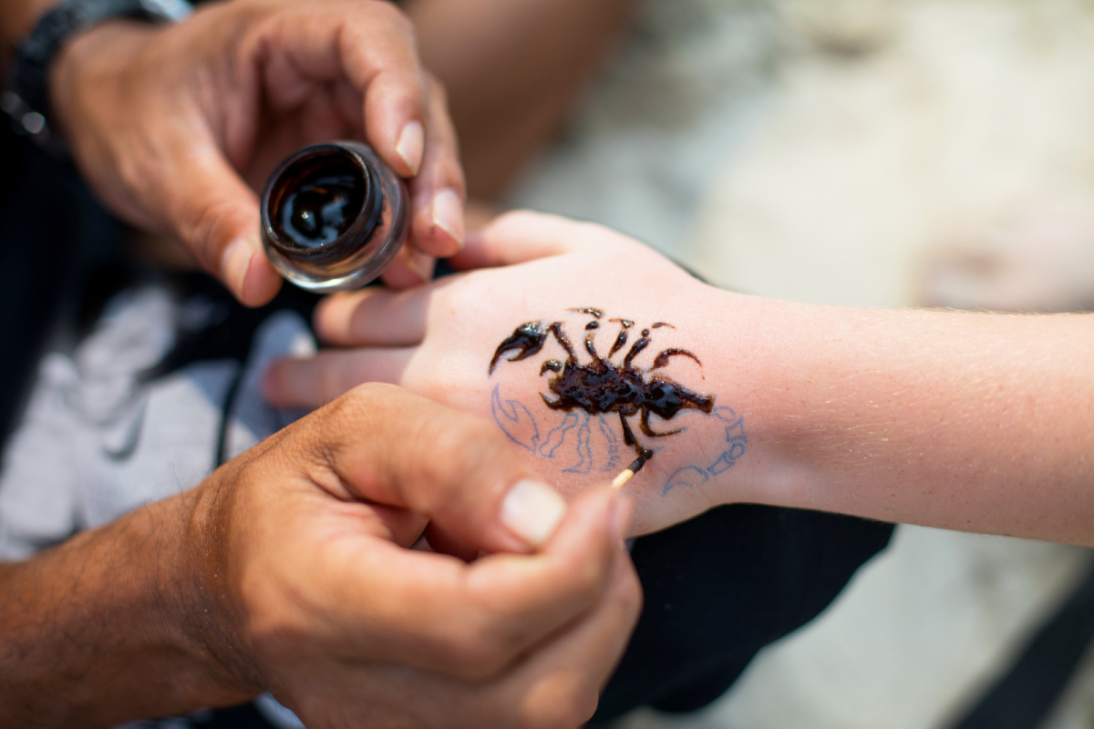 How to Discern Perilous Black Henna from Traditional Natural Henna