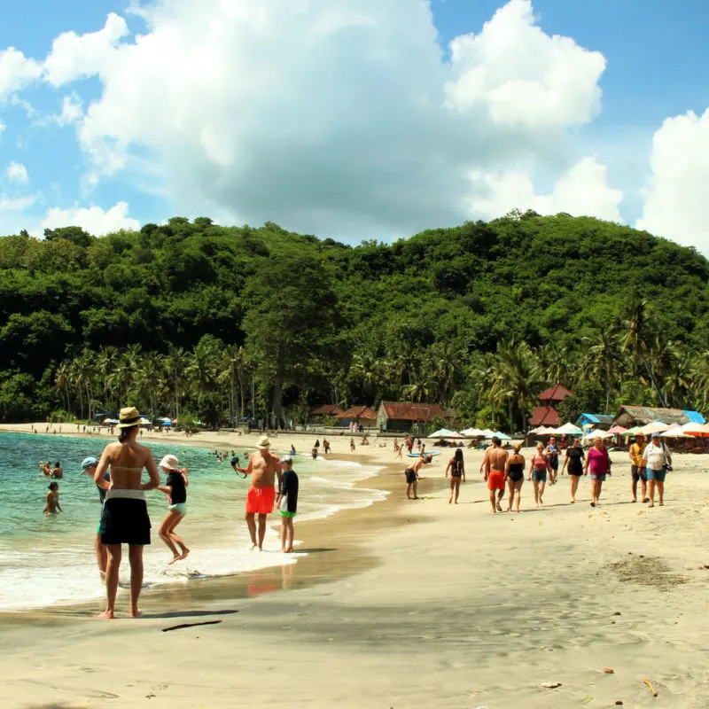 Nusa-Penida-Beach-In-Bali-Busy-With-Tourists-Enjoying-Vacation