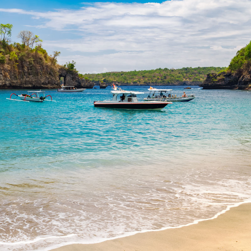 Nusa-Penida-Boats-Close-To-Shore-Boats-For-Diving-And-Snorkelling.-Tours