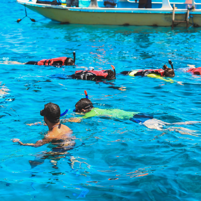 Snorkellers-In-Ocean-Off-Bali-Coast-In-Nusa-Penida