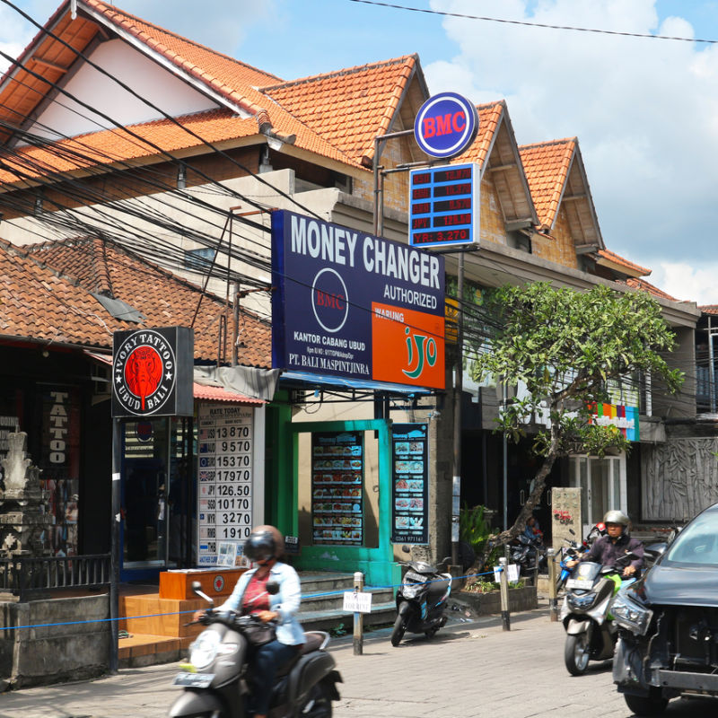 Street-In-Kuta-Bali-With-Money-Changing-Outlet