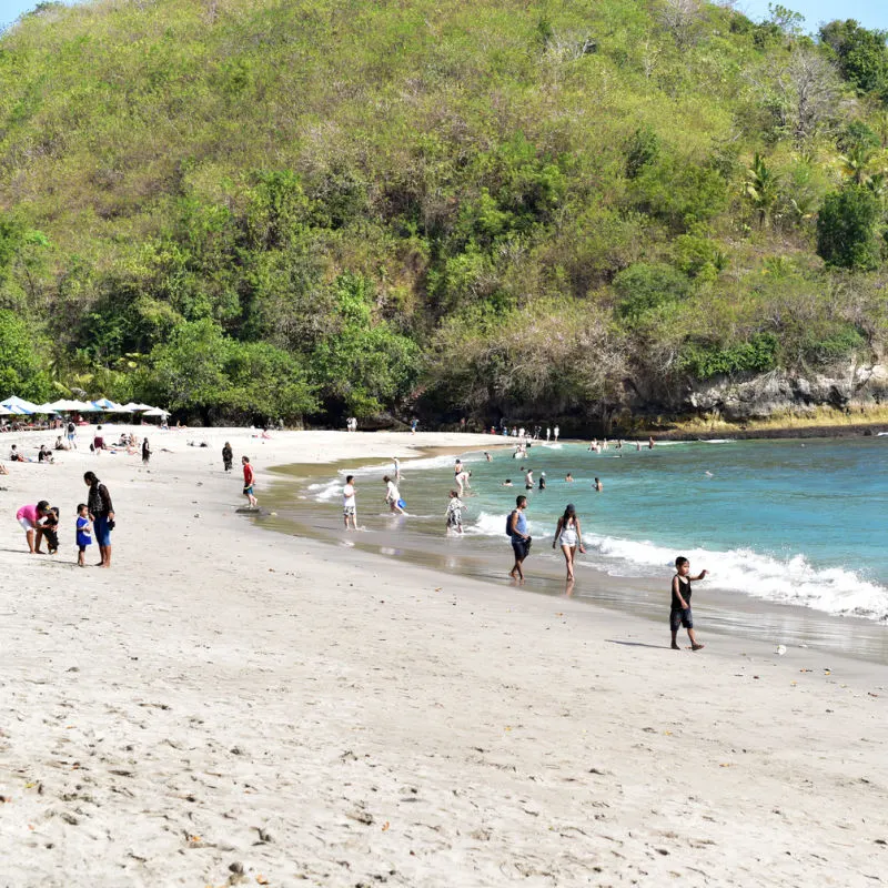 Tourists-Enjoy-Crystal-Beach-On-Nusa-Penida-Bali