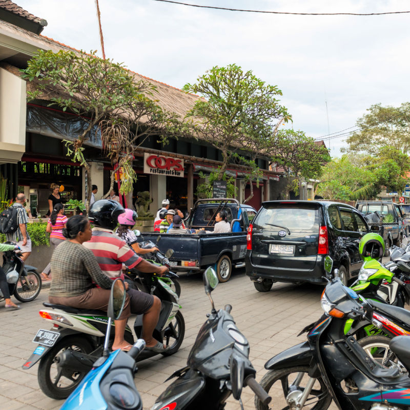 Traffic-Congestion-In-Central-Ubud-In-Bali-With-Mopeds-and-Cars-Driving
