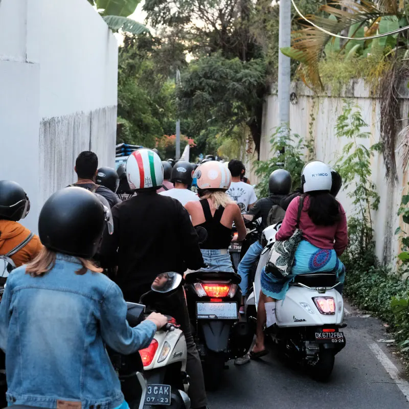 Korek w Canggu-Pali z zablokowanymi motorowerami