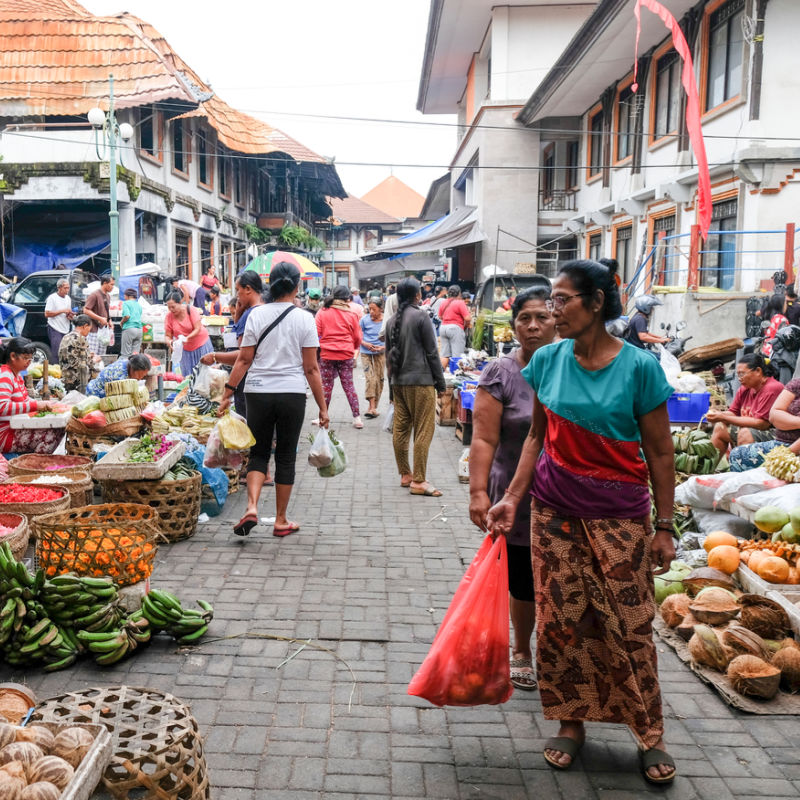 Women-Walk-Through-Ubud-Food-Market-In-Bali