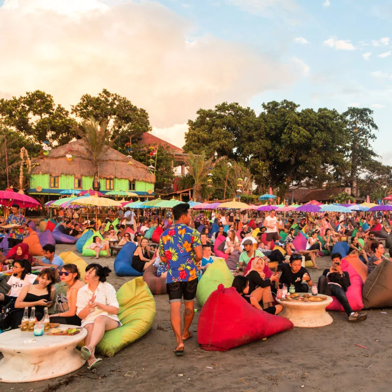 Hundreds-Of-Tourists-On-Bali-Beach-In-Kuta-At-Sunset