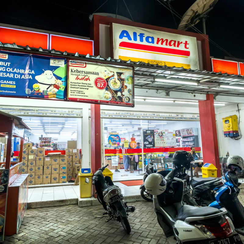 Outside-Of-A-Bali-Alfamart-Supermaket-At-Nighttime
