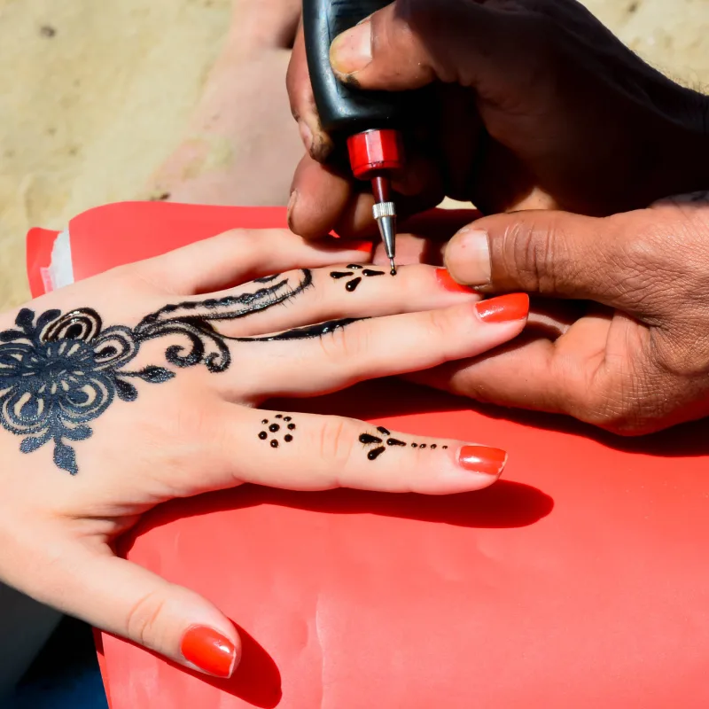 Tourist-Gets-Balck-Henna-Tattoo-On-Hand-At-Bali-Beach