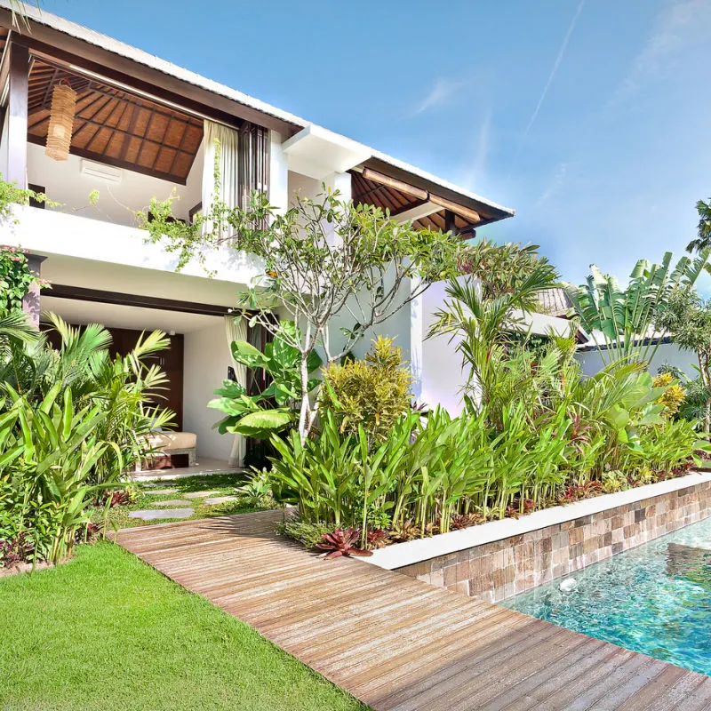 トロピカルガーデン、スイミングプール、日光浴デッキを備えたバリ島の豪華な新しいヴィラ