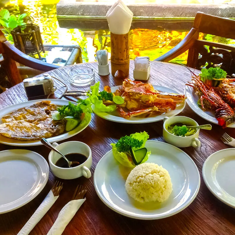 Sarapan-makan-di-meja di Bali Guest House