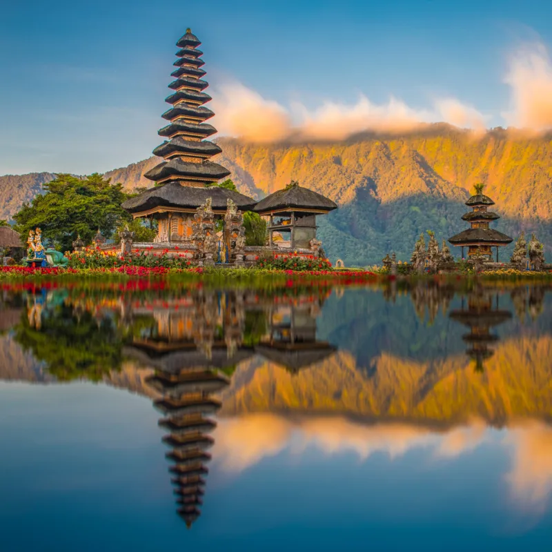 Pura-Ulun-Danu-Beratan-On-Lake-Beratan-in-Northern-Bali-Surrounded-by-Mountains