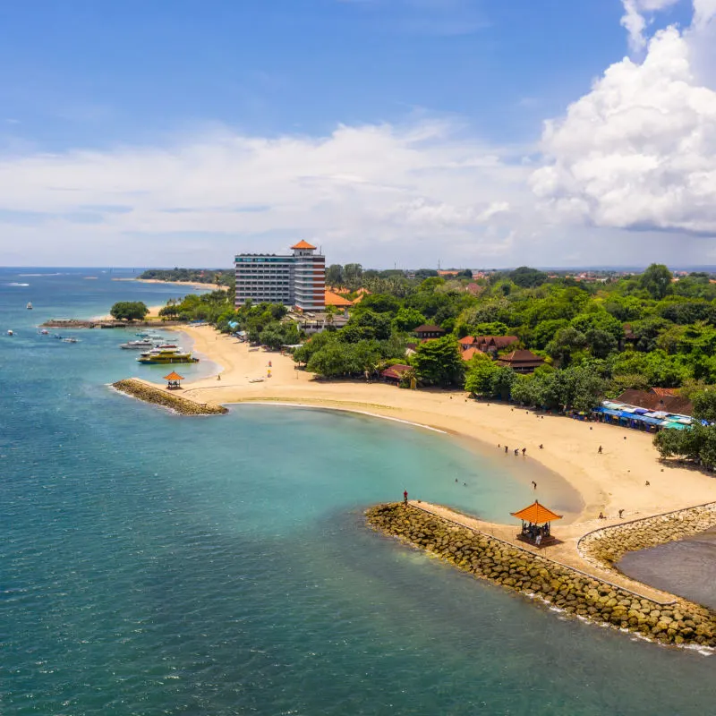 Vista-de-hoteles-a lo largo-de-sanur-beach-bali