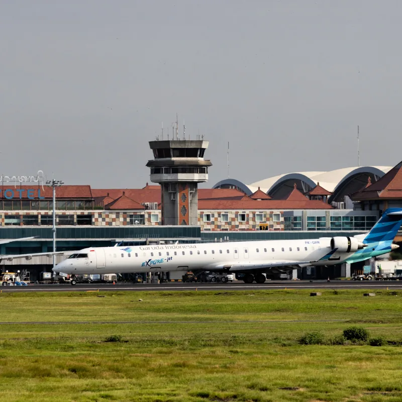 Garuda-Airlines-plan-In-Front-of-Bali-Airport