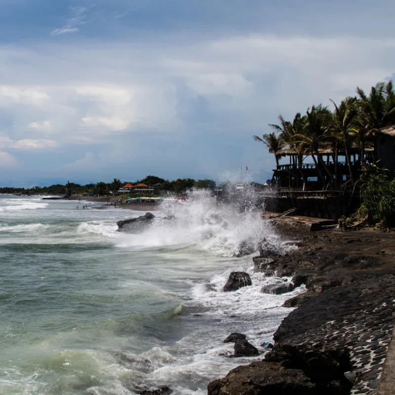 High-Waves-Hitting-Echo-Beach-in-Canggu-Bali