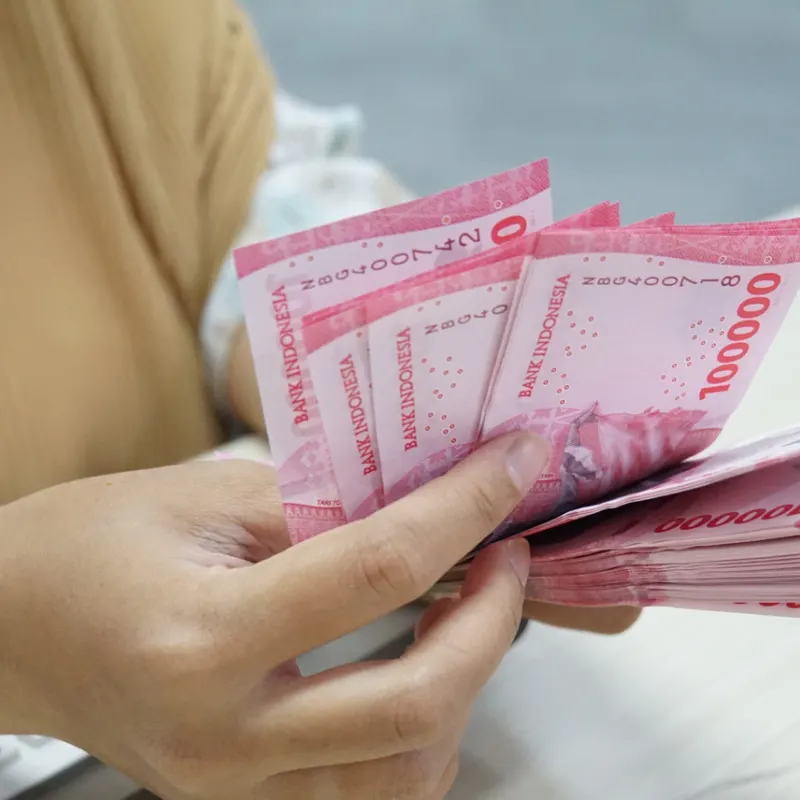 Person-Counts-IDR-Indoneisan-RUpiah-Cash-Money-