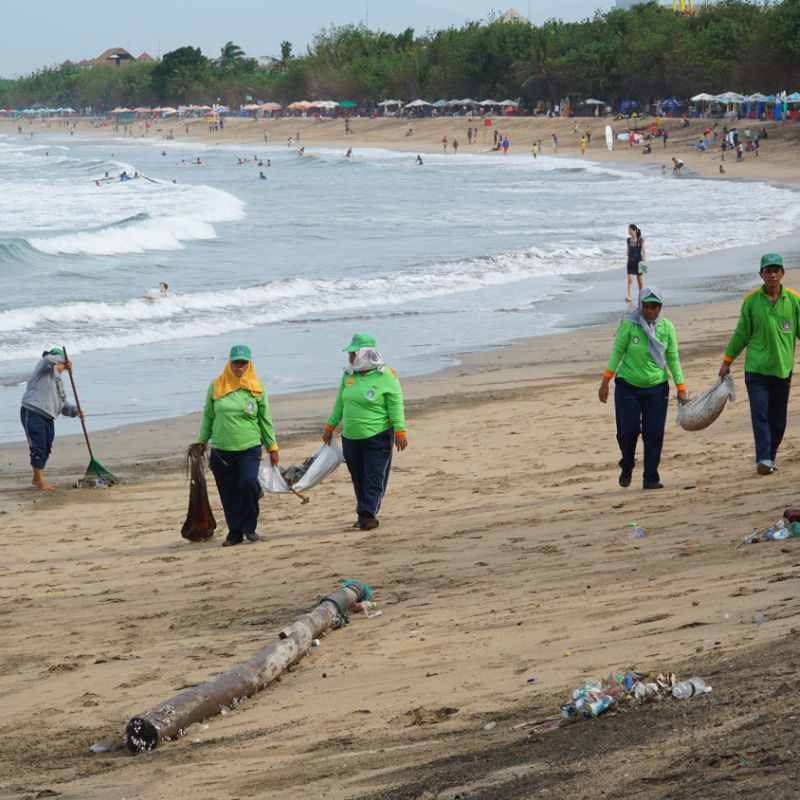 Teams-Of-CelanersRemove-Trash-Garbage-From-Bali-Kuta-Beach