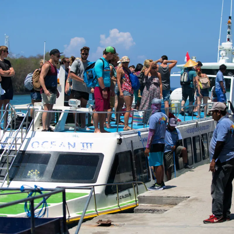 Tourists-Board-Bali-Gili-Nusa-Penida-Fast-Boat