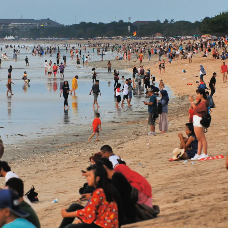 Tourists-Hang-Out-On-Kuta-Beach-In-Bali-In-the-Daytime