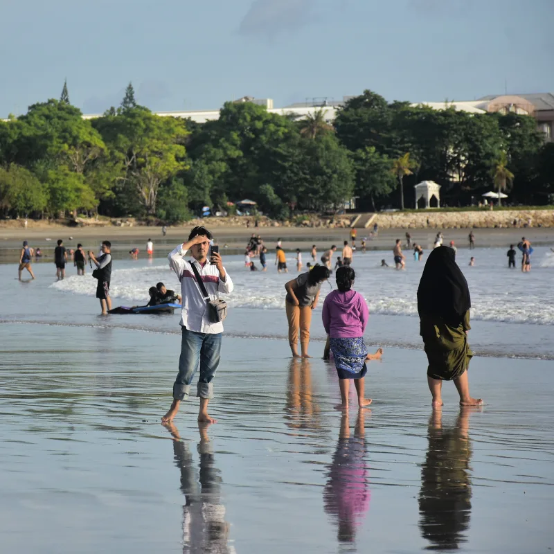 Domestic-Tourists-Enjoy-Kuta-beach-in-Bali