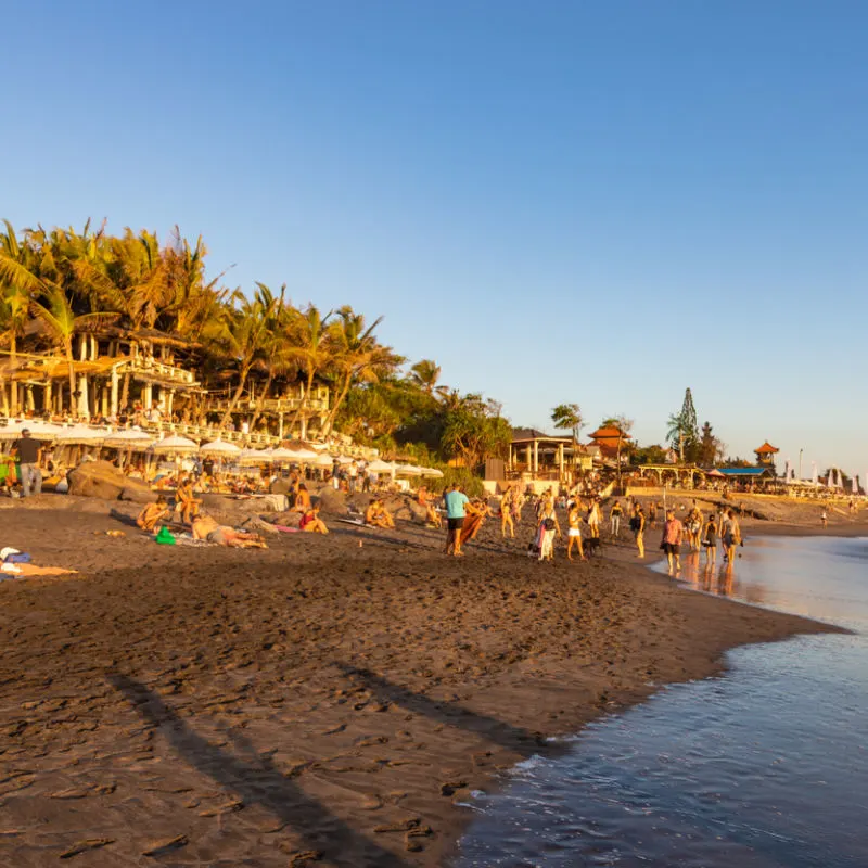 Canggu Bali'deki Echo Plajı turistlerle meşgul