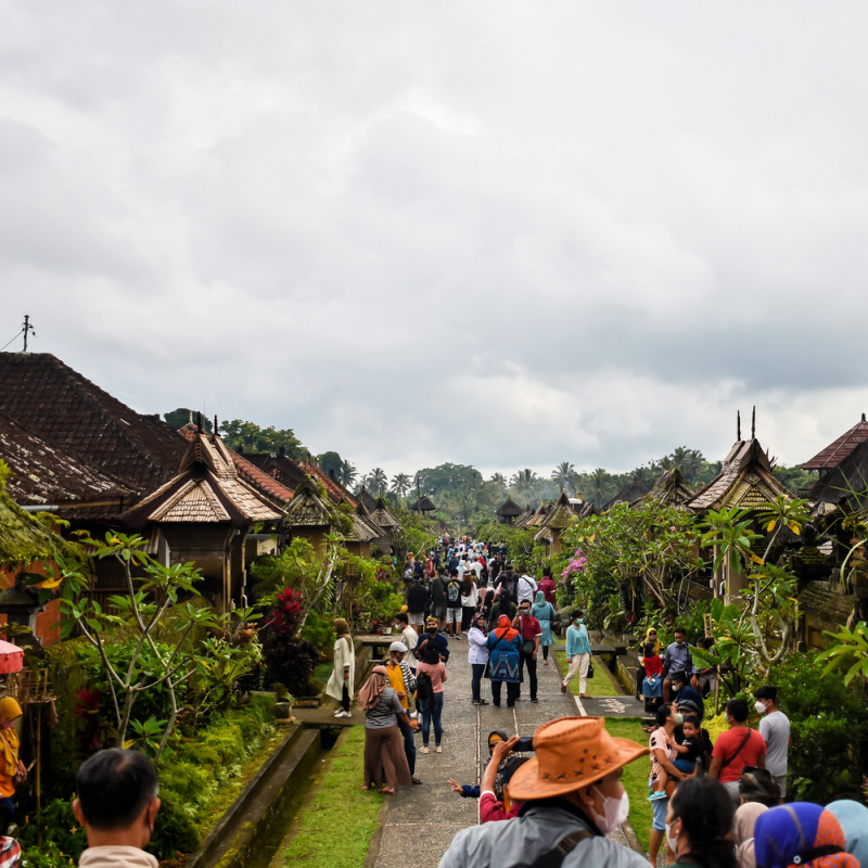 Pengliburan-villaggio-turistico-Bali-affollato di turisti