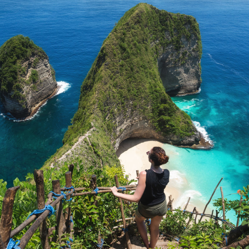 Tourist-Stands-on-Steps-of-Cliff-to-Kelingking-Beach-in-Nusa-Penida-Bali